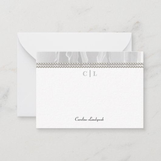 Elegante witte zijde & parels monogram notitiekaartje (Voorkant)