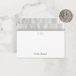 Elegante witte zijden parels gegraveerde initialen notitiekaartje