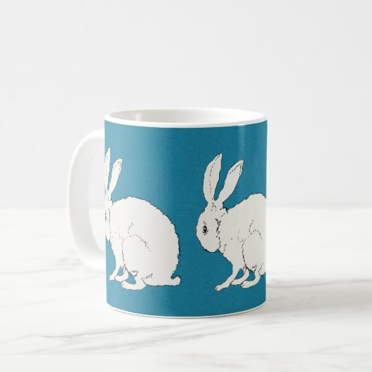 Elegante witte zittende konijntjes op blauw koffiemok (Voorkant links)