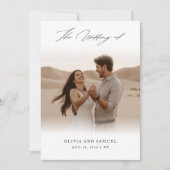 Elegante witte zwarte script overlay foto bruiloft kaart (Voorkant)