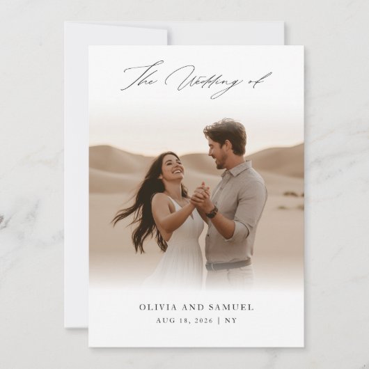 Elegante witte zwarte script overlay foto bruiloft kaart (Voorkant)