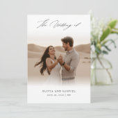 Elegante witte zwarte script overlay foto bruiloft kaart (Staand voorkant)