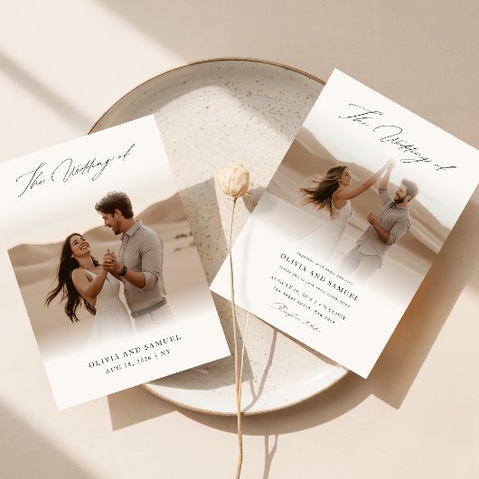 Elegante witte zwarte script overlay foto bruiloft kaart