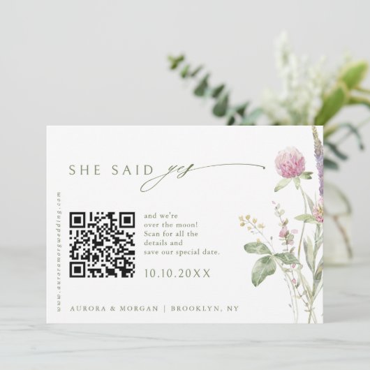 Elegante Zachte Pastel Wildflower Foto QR code Save The Date (Staand voorkant)