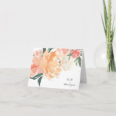 Elegante zachte perzik bloemige monogram bruiloft bedankkaart (Voorkant)