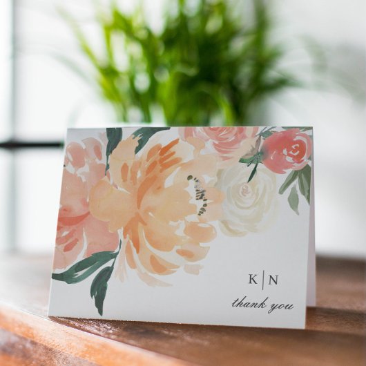 Elegante zachte perzik bloemige monogram bruiloft bedankkaart
