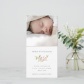 Elegante zachte roze bessen bloemige baby girl aankondiging (Staand voorkant)