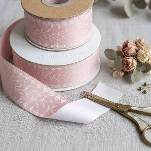 Elegante zachte roze bloemengeborduurstijl satijnen lint