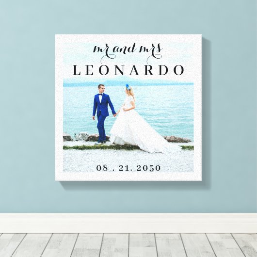 Elegante zalige trouwfoto Mr. & Mrs Monogram Canvas Afdruk (Insitu (Houten vloer))