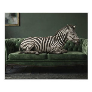 Elegante zebra op groene fluwelen bank foto afdruk