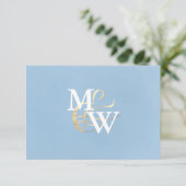 Elegante Zee Glass Dusty Blue Monogram Wedding RSVP Kaartje (Staand voorkant)