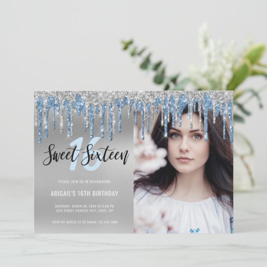 Elegante zilverblauwe glittersliertjes sweet sixte kaart (Staand voorkant)