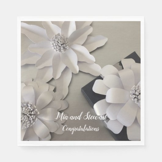 Elegante Zilveren Bloemen Felicitaties Servet (Voorkant)