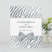 Elegante Zilveren Bow Zebra Print Monogram Huwelij Kaart (Staand voorkant)