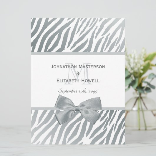 Elegante Zilveren Bow Zebra Print Monogram Huwelij Kaart (Staand voorkant)