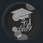 Elegante zilveren glitter afstudeerhoed, klas 2019 papieren bordje<br><div class="desc">Zilveren glitter afstudeerhoed op bokeh achtergrond.</div>