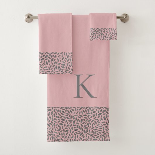 Elegante zilveren glitter veren op roze monogram bad handdoek (Insitu)