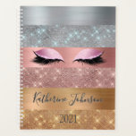 Elegante zilveren gouden Roos gouden glitter strep Planner<br><div class="desc">Modern, glam, wimpers make-up artist faux silver, goud en roos gouden kleur glitter strepen planner. Dit ontwerp is voorzien van faux sprankelende glitter strepen en geborsteld metaal in zilver, goud en blush roze rose goud kleur glitter, wimpers, naam en tweede tekst sjabloon. De naam is geschreven met een prachtig handgeschreven...</div>