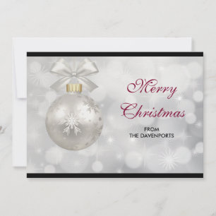 Elegante zilveren kerstbal op bokehlichtjes feestdagenkaart