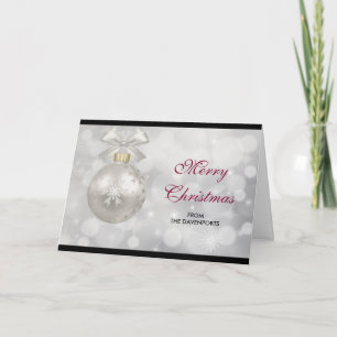 Elegante zilveren kerstbal op bokehlichtjes kaart