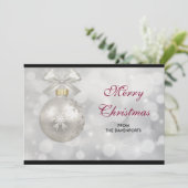 Elegante zilveren kerstbal tegen bokehlichten feestdagenkaart (Staand voorkant)