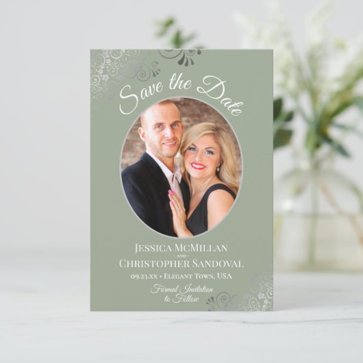 Elegante zilveren krullen & foto op Sage Green bru Save The Date (Staand voorkant)