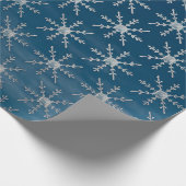 Elegante zilveren sneeuwvlokken op Blue Ombre Cadeaupapier (Hoek)