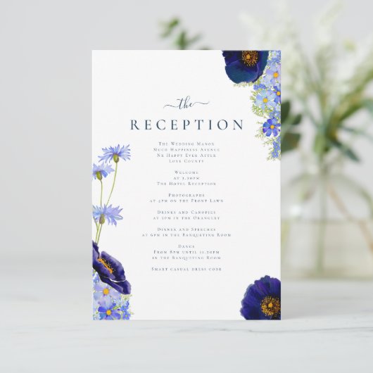 Elegante zomer bloemenblauw bruiloft receptie informatiekaartje (Staand voorkant)