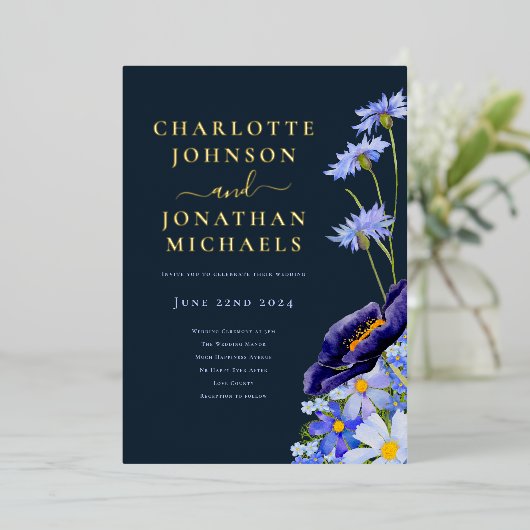 Elegante zomer bloemenmarine blauw en goud folie uitnodiging (Staand Voorkant)