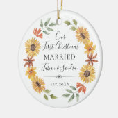 Elegante zonnebloemen onze eerste kerst getrouwd keramisch ornament (Links)