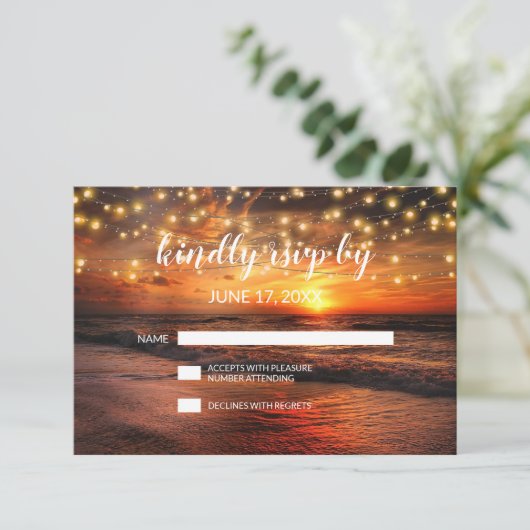 Elegante Zonsondergang Zomer Strand Bruiloft RSVP- Kaart (Staand voorkant)