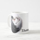 Elegante zwanen die samen een hart vormen. koffiemok (Voorkant links)