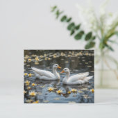 Elegante zwanen op een maanverlichte vijver briefkaart (Staand voorkant)