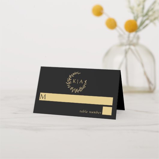 Elegante zwart en goud monogram krans bruiloft plaatskaartje (Voorkant)