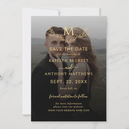 Elegante zwart en goud monogram krans foto bruilof save the date (Voorkant)