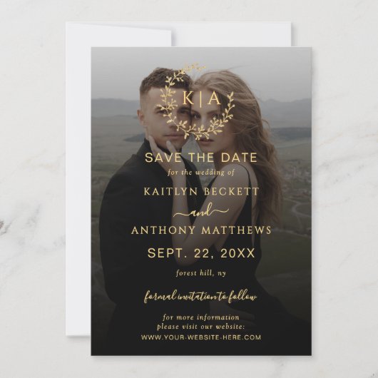 Elegante zwart en goud monogram krans foto bruilof save the date (Voorkant)