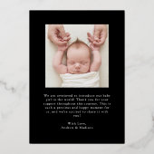 Elegante Zwart en Gouden Folie Boog Geboorteaankon Folie Uitnodiging (Achterkant)