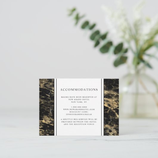 Elegante zwart goud marmeren bruiloft accommodatie informatiekaartje (Staand voorkant)