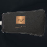 Elegante zwart goud monogrammed scriptnaam golfheadcover<br><div class="desc">Luxe exclusieve uitziende monogrammed gouden hoofddeksel met een faux gouden vierkant over een stijlvolle stijlvolle zwart lederen look (gedrukte) achtergrond. Personaliseer het met uw witte script handtekening naam en monogram naam initialen.</div>