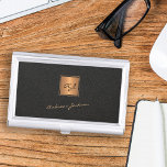 Elegante zwart goud monogrammed scriptnaam visitekaarthouder<br><div class="desc">Trendy luxueus exclusief ogend hoesje van goudkleurig visitekaartje met een faux-gouden vierkant over een stijlvolle stijlvolle zwart lederen look (gedrukte) achtergrond.            Personaliseer het met uw witte script handtekening naam en monogram naam initialen.</div>