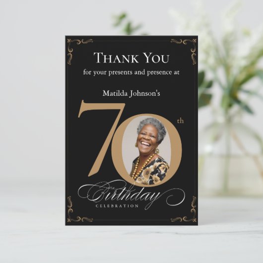 Elegante zwart gouden foto 70e verjaardagsfeest bedankkaart (Staand voorkant)