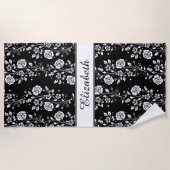 Elegante Zwart & Wit Bloemen Naam Strandlaken (Voorkant)