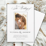 Elegante zwart-wit bruiloft uitnodiging & foto<br><div class="desc">Kondig uw speciale dag aan met onze prachtige Black & White Wedding Invitation met een elegant script en een gepersonaliseerde foto van het gelukkige paar. Dit klassieke ontwerp straalt sophisticatie en romance uit, waardoor het de perfecte keuze is voor koppels die tijdloze schoonheid waarderen. Eigenschappen: Gepersonaliseerde foto: toon je liefde...</div>