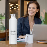 Elegante Zwart-Wit Eenvoudige Monogram Naam Waterfles<br><div class="desc">Dit eenvoudige,  elegante,  stijlvolle zwart-witontwerp biedt uw persoonlijke naam,  monogram en zakelijke titel in een trendy,  stijlvolle topografie. Dit item kan worden en een uitstekend cadeau voor u,  uw familie en vrienden.</div>