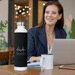 Elegante Zwart-Wit Eenvoudige Monogram Naam Waterfles<br><div class="desc">Dit eenvoudige,  elegante,  stijlvolle zwart-witontwerp biedt uw persoonlijke naam,  monogram en zakelijke titel in een trendy,  stijlvolle topografie. Dit item kan worden en een uitstekend cadeau voor u,  uw familie en vrienden.</div>