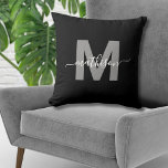 Elegante Zwart Wit Familiennaam Monogram Kussen<br><div class="desc">Persoonlijke Elegante Zwarte Witte Familienaam Monogram Worp Kussen. Dit chic monogramkussen combineert een moderne minimalistische, schone en eenvoudige stijl met een verfijnde en toch trendy sfeer, waardoor het een veelzijdig accentstuk is. Met een grote grijze initiaal op een slanke zwarte achtergrond met een elegante witte schrifttypografie naam, is het de...</div>
