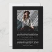 Elegante zwart-wit fotocollage afstudeercadeau aankondiging (Achterkant)