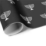 Elegante zwart-wit Joodse menorah Chanoeka Cadeaupapier<br><div class="desc">Minimalistische moderne zwart-wit Joodse menora patroon eenvoudige elegante gift Wrapping Paper. Wit menorah patroon op zwarte achtergrond. Dit inpakpapier is geweldig voor Chanoeka, Chanoeka, bar mitswa, bat mitswa, Shabbat en joodse Feestdagen.</div>