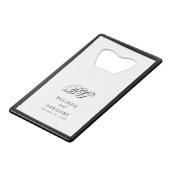 Elegante zwart wit monogram bruiloft gunst creditkaart flessenopener (Voorkant Gekanteld)