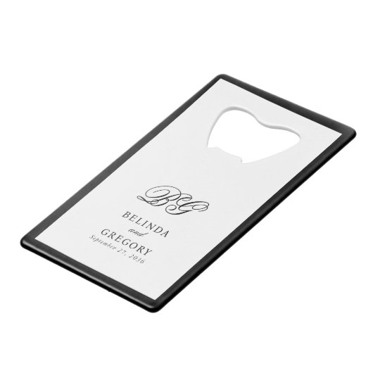 Elegante zwart wit monogram bruiloft gunst creditkaart flessenopener (Voorkant Gekanteld)